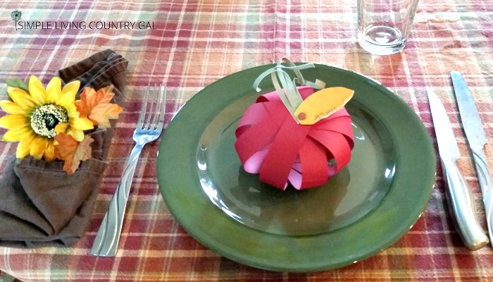 It may look complex, but these paper pumpkin Thanksgiving place settings are super simple to make yourself. 