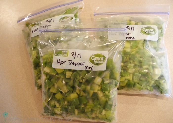 How to freeze peppers so you can enjoy them all winter long. #peppers #freezepeppers