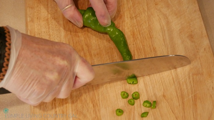 How to freeze peppers so you always have a supply of healthy and delicious peppers in your freezer when you need them. #howtofreezepeppers #canning #foodpreservation