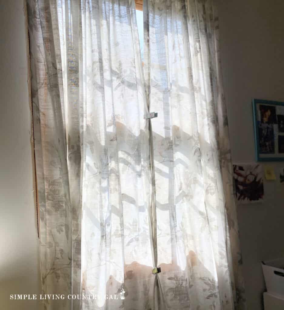 closed curtains to keep a home cooler